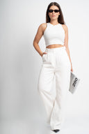 Прав панталон в бяло и детайл Dried Magnolia